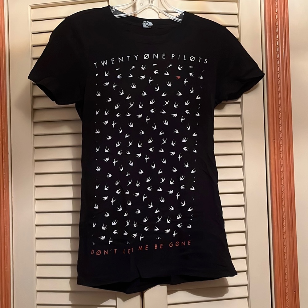 NO LONGER SOLD IN STORES Twenty sone Pilots Size S goner tee
